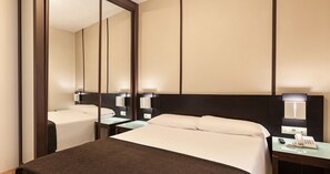 1 bedroom, in-room safe, desk, iron/ironing board - Apartamentos Vértice Bib Rambla (Seville)