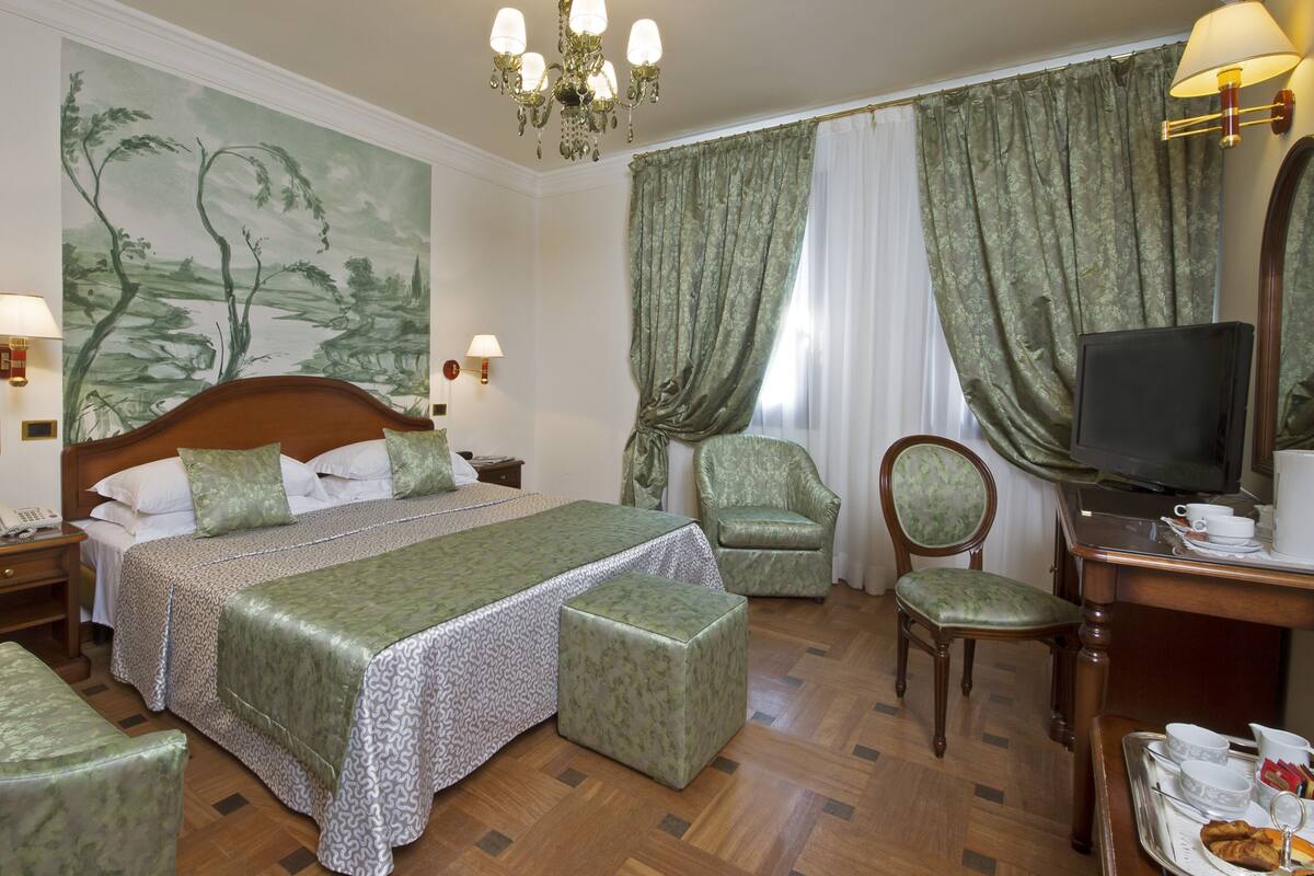 Premium bedding, minibar, desk, blackout curtains