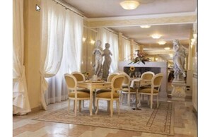 Se sirven almuerzos y cenas, con vista al jardín