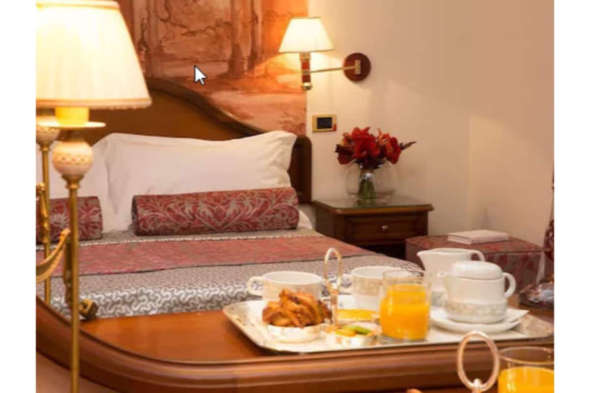 single room | 1 bedroom, premium bedding, minibar, in-room safe