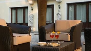 Déjeuner et dîner servis sur place, vue sur le jardin