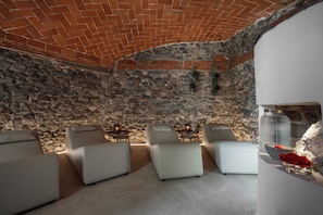 Salas de tratamiento para parejas, sauna y tina de hidromasaje