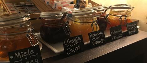 Variedad de alimentos, incluyendo frascos etiquetados con distintos tipos de mieles y jarabes.