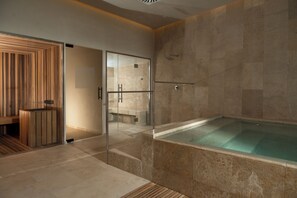 Couples treatment room(s), sauna, hot tub, steam room