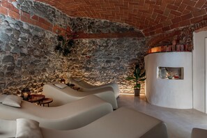 Couples treatment room(s), sauna, hot tub, steam room