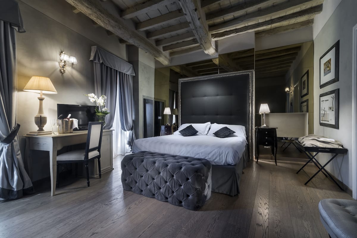 deluxe room | 1 bedroom, minibar, in-room safe, desk