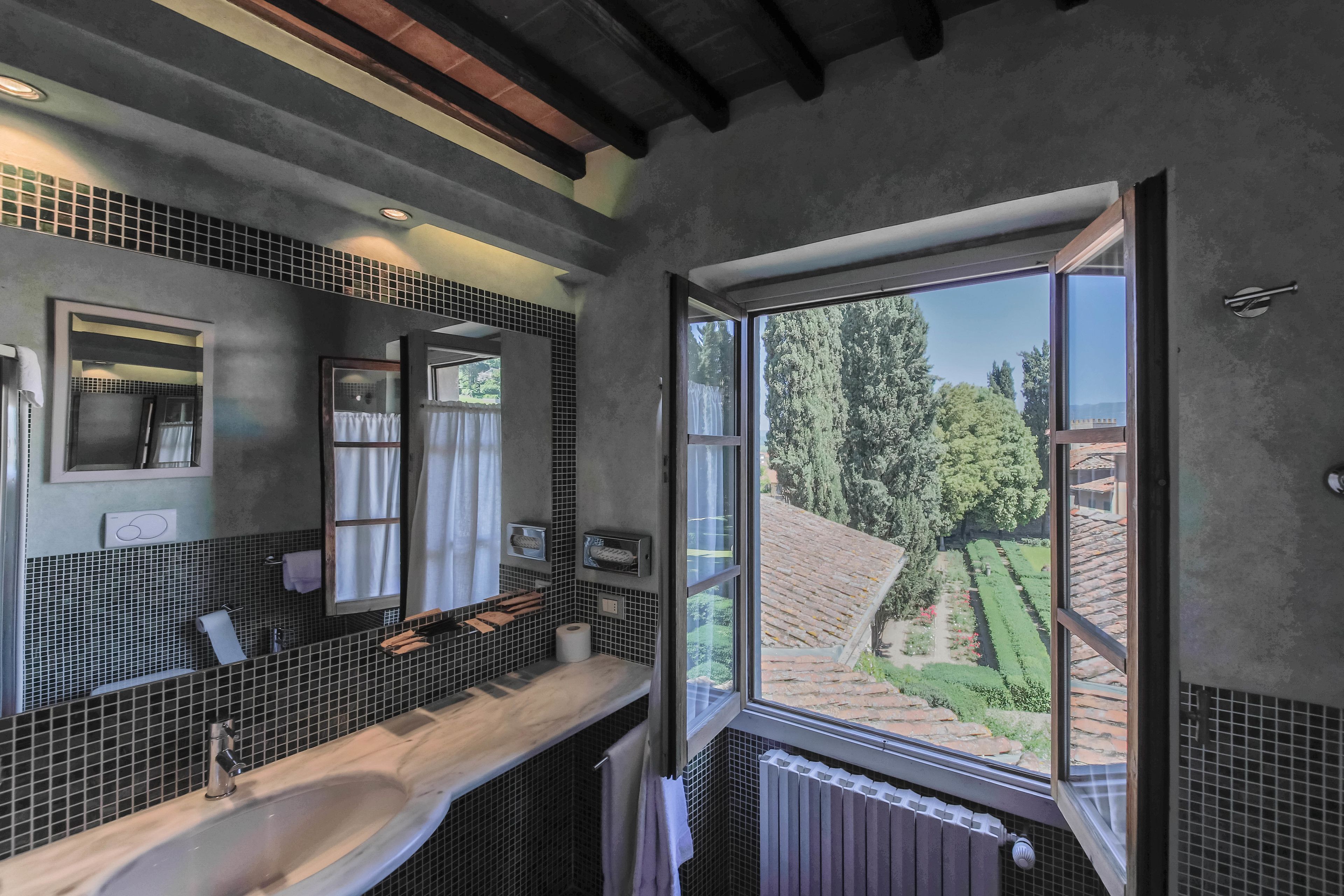 classic room | bathroom | free toiletries, hair dryer, bidet, towels