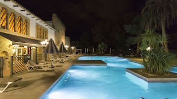 AuĂenpool, geöffnet von 09:00 Uhr bis 20:00 Uhr, Sonnenschirme