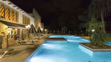 Piscine extérieure, parasols de plage, chaises longues