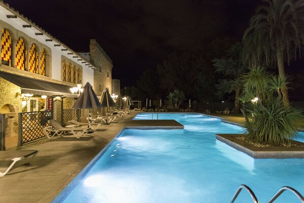 Una piscina al aire libre (de 09:00 a 20:00), sombrillas, tumbonas