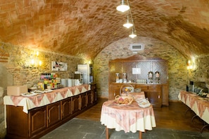 Daily continental breakfast (EUR 9 per person)