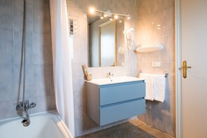 Free toiletries, hair dryer, bidet, towels - Hotel Castell Blanc (Castello d'Empuries)