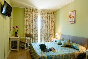 Free WiFi, bed sheets - Hotel Castell Blanc (Castello d'Empuries)