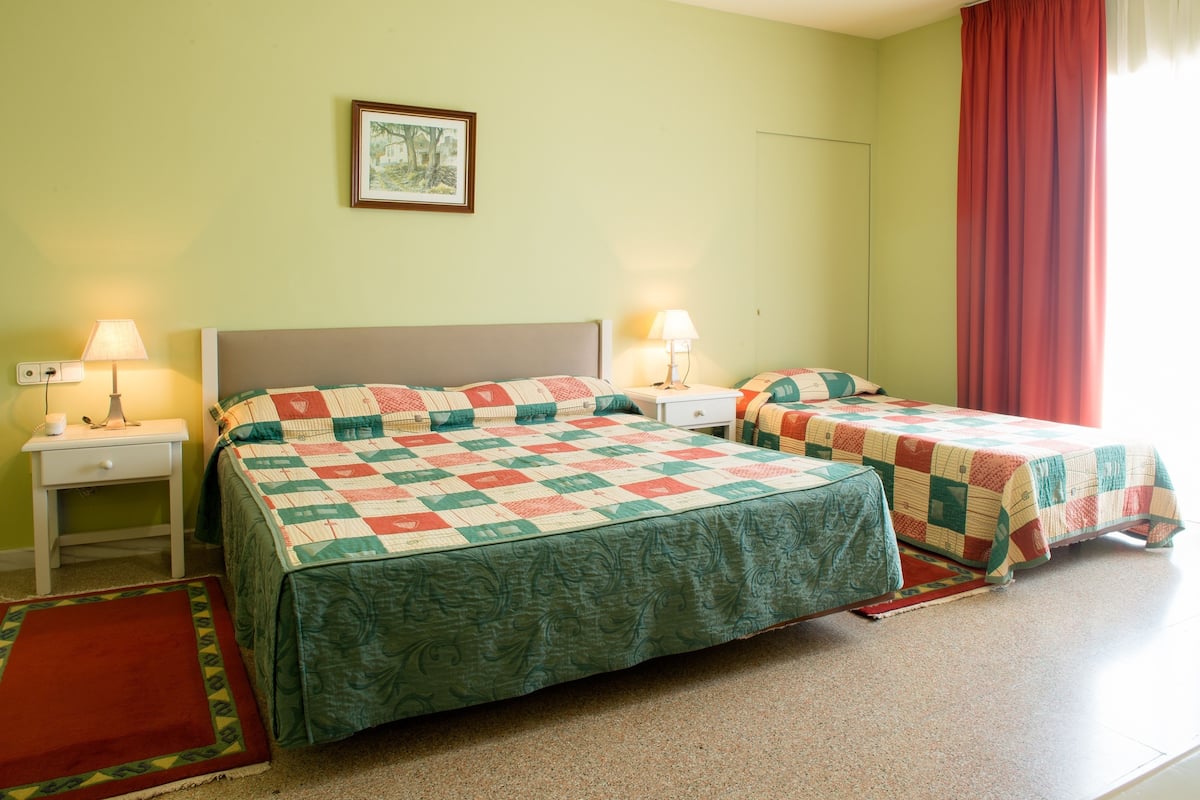 Standard Triple Room for 3 adults | Wifi gratis y ropa de cama