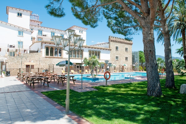 Outdoor pool, open 9:00 AM to 8:00 PM, pool umbrellas, sun loungers