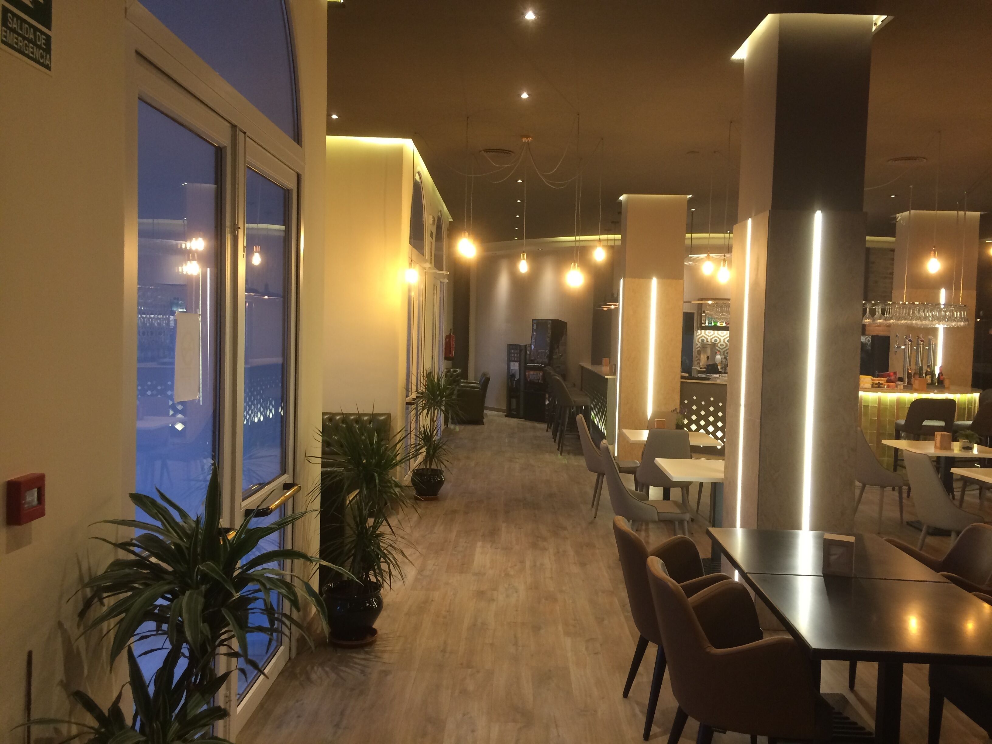 S'hi serveixen esmorzars, dinars, sopars i plats de cuina local 