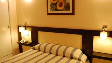 Eenpersoonskamer | Een bureau, verduisterende gordijnen, geluiddichte muren, babybedden