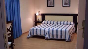 Tweepersoonskamer | Een bureau, verduisterende gordijnen, geluiddichte muren, babybedden