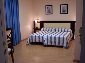 Double Room | Desk, blackout curtains, soundproofing, cots/infant beds