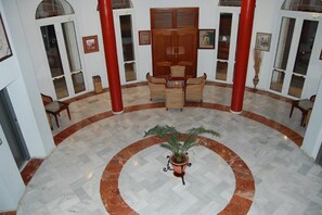 Lobby sitting area - Hotel Castillo (Palma del Rio)