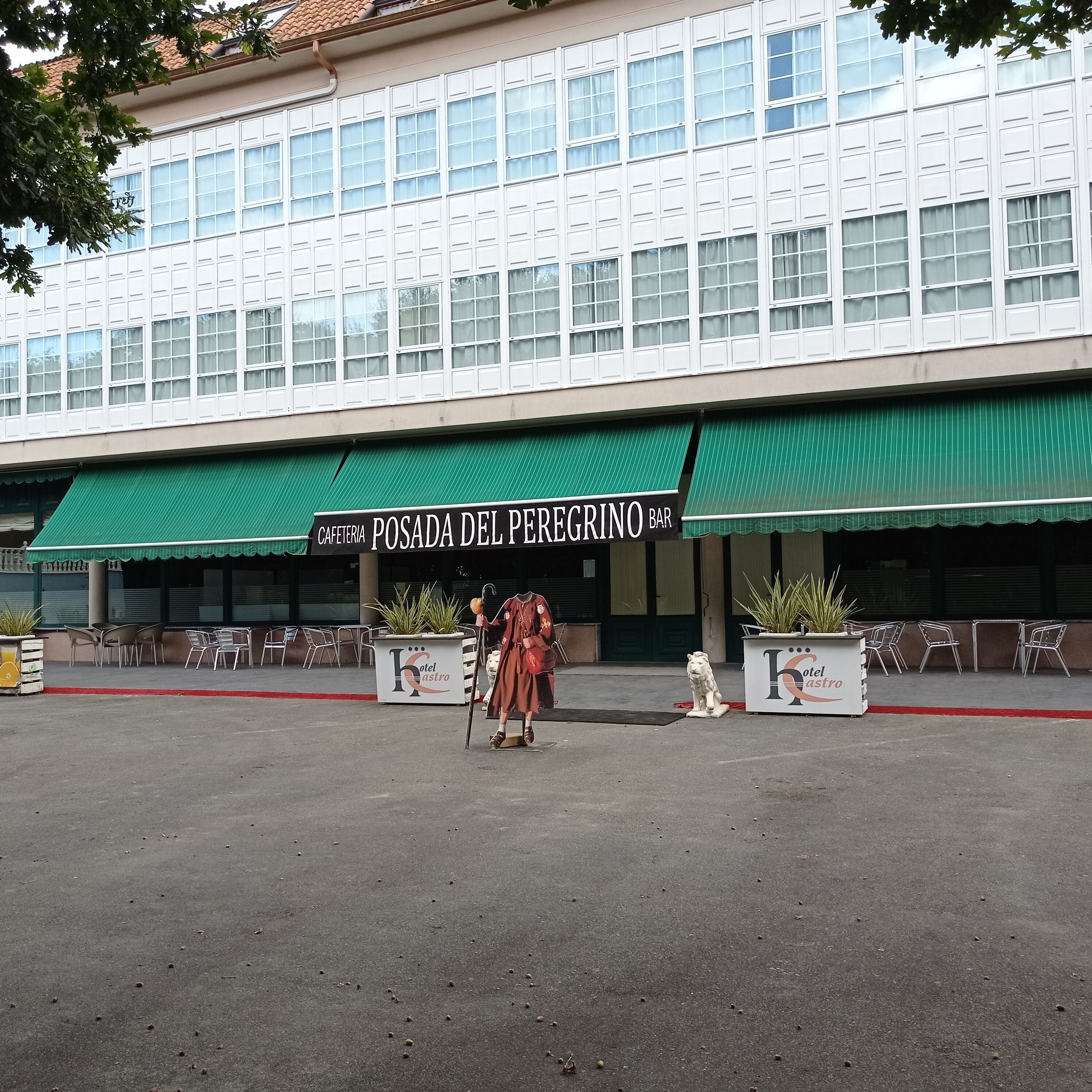 A building with a green awning labeled "CAFETERIA POSADA DEL PERGRINO BAR".