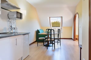 Basic Apartment | In-room safe, desk, soundproofing, free WiFi