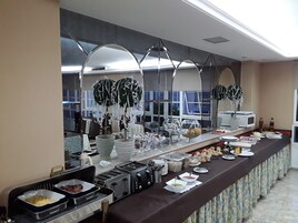 Café da manhã continental todos os dias (EUR 8 por pessoa) 