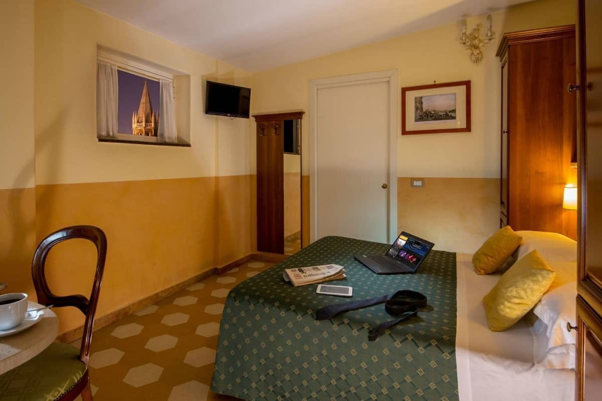 Cofres nos quartos, escrivaninha, cortinas blackout, Wi-Fi de cortesia