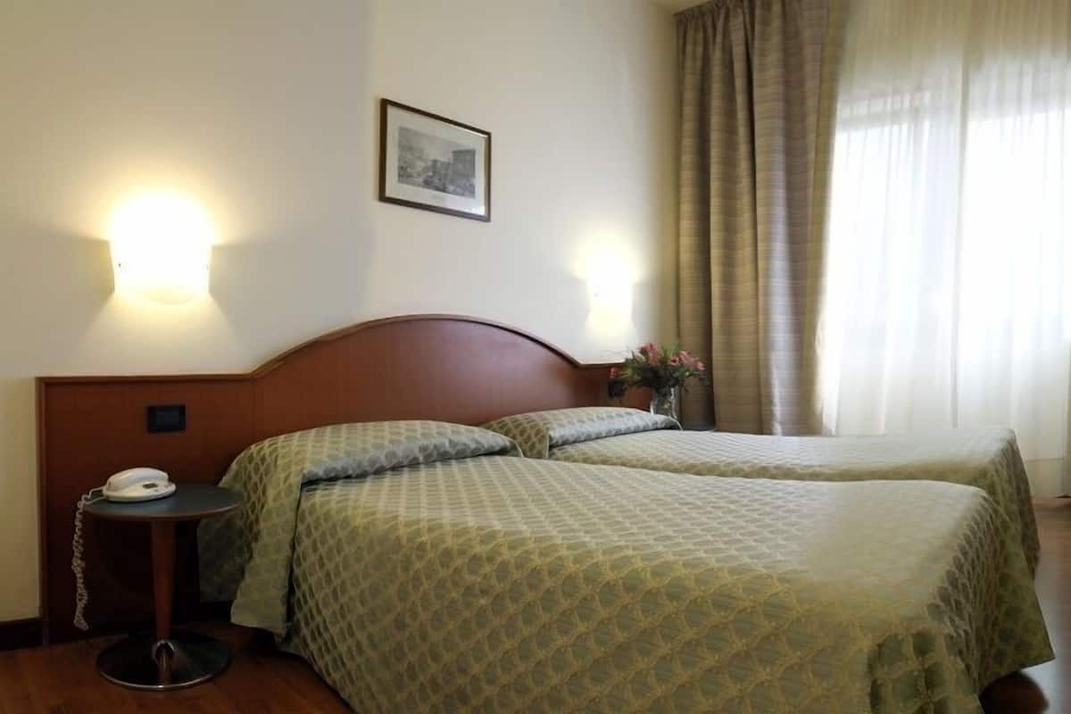 Cofres nos quartos, escrivaninha, cortinas blackout, Wi-Fi de cortesia