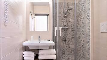 Doccia, asciugacapelli, bidet, asciugamani