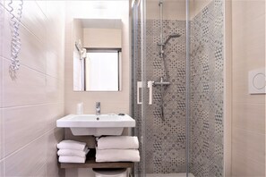 Shower, hair dryer, bidet, towels - Hotel Centrale (Mestre)