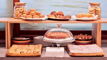 朝食 (ビュッフェ)、毎日提供 (1 名様 7 EUR)