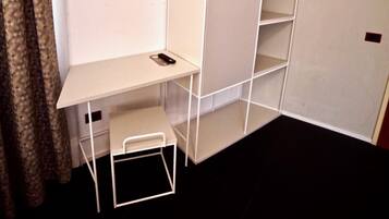 Zimmersafe, Schreibtisch, Verdunkelungsvorhänge, kostenloses WLAN