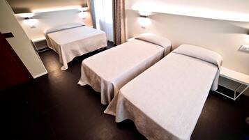 ファミリー ルーム 1 ベッドルーム エンスイート | セーフティボックス (室内)、デスク、遮光カーテン、WiFi (無料)