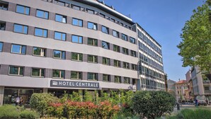 A multi-story hotel with a modern facade, large windows, and a sign reading "HOTEL CENTRALE". - Hotel Centrale (Mestre)