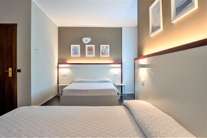 Camera familiare, 1 camera da letto, bagno in camera | Una cassaforte in camera, una scrivania, tende oscuranti, Wi-Fi gratuito