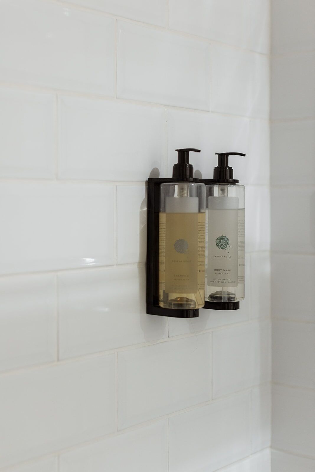 combined shower/bathtub, hair dryer, towels