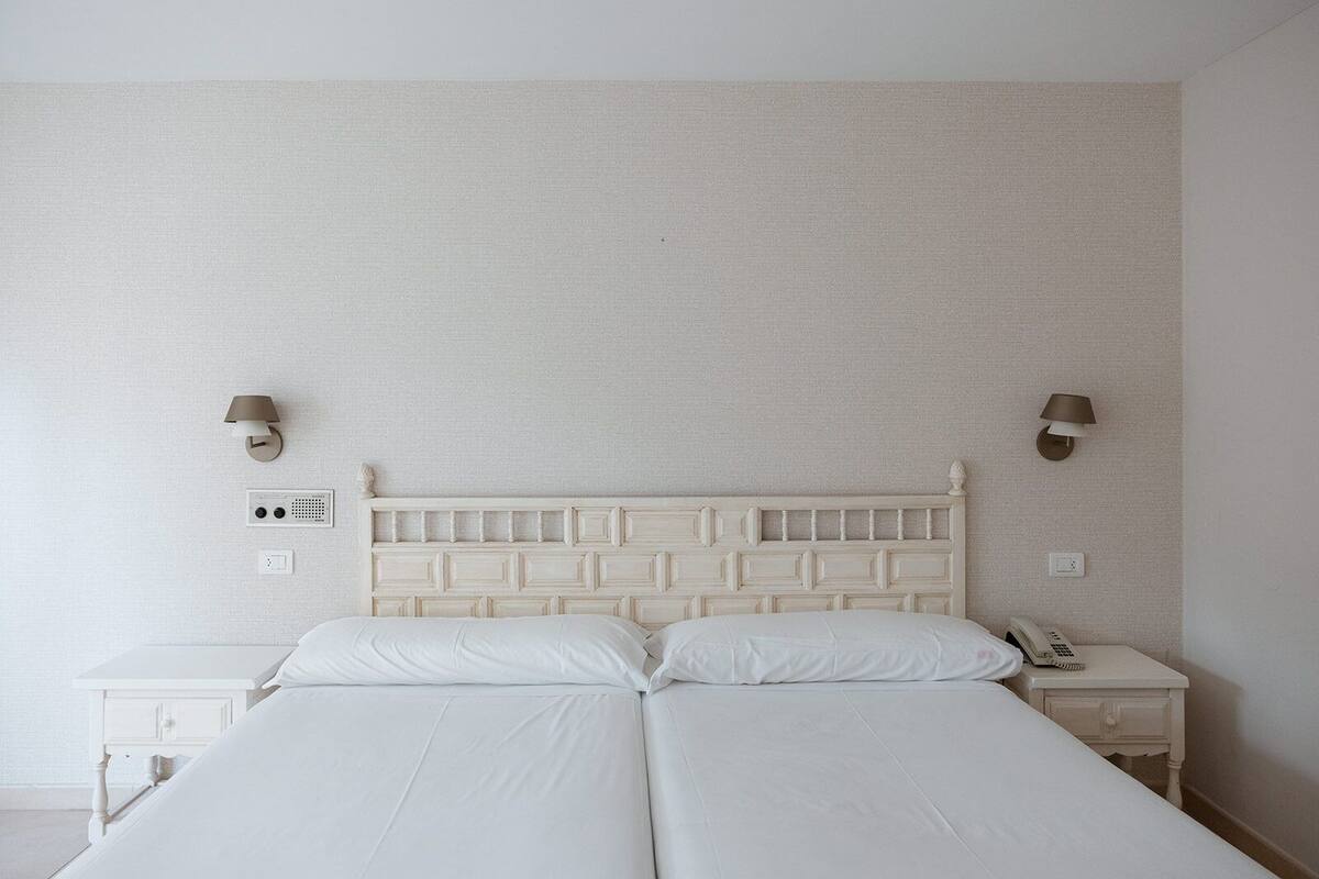 Single Room | In-room safe, iron/ironing board (on request), free WiFi