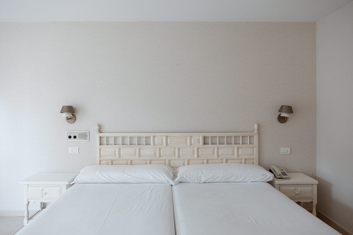 Single Room | In-room safe, iron/ironing board, free WiFi