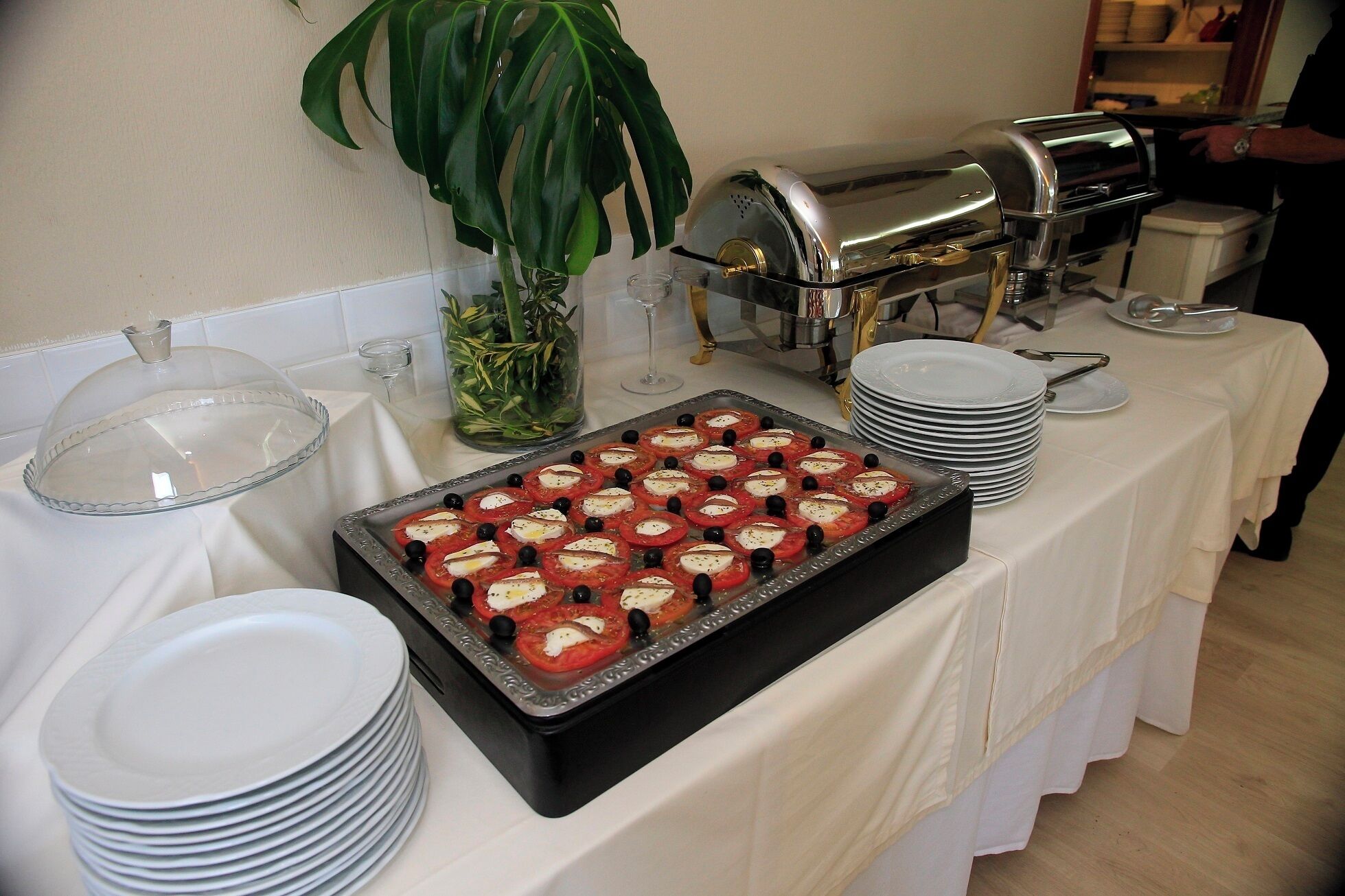 breakfast and lunch served, regional cuisine