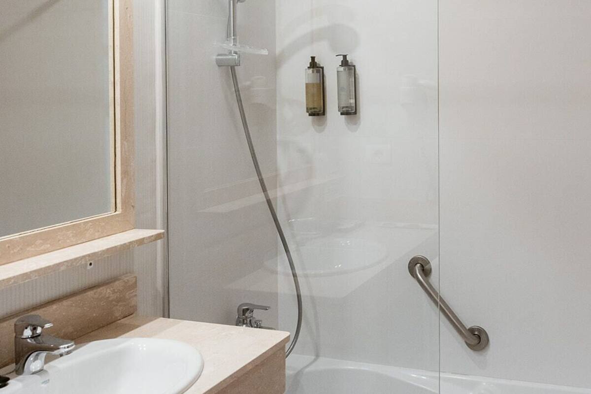 double or twin room | bathroom | combined shower/bathtub, hair dryer, towels