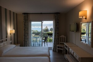 Habitación doble, vistas al mar | Caja fuerte, tabla de planchar con plancha, wifi gratis