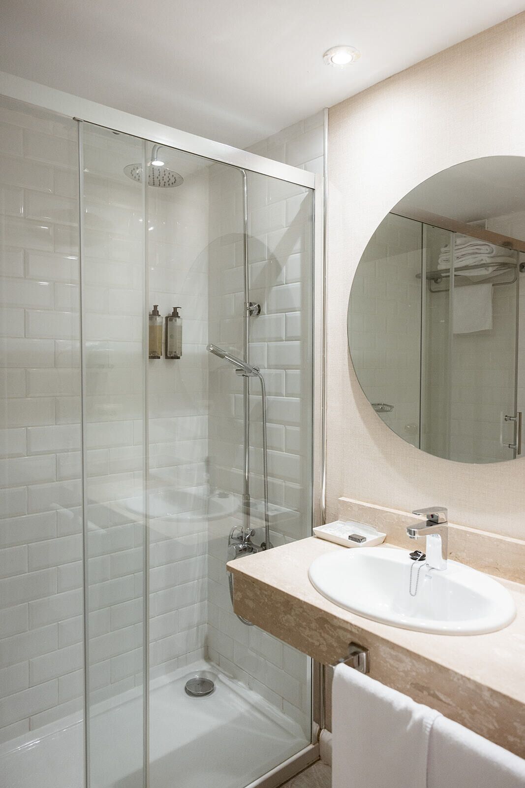 double room, sea view | bathroom | combined shower/bathtub, hair dryer, towels