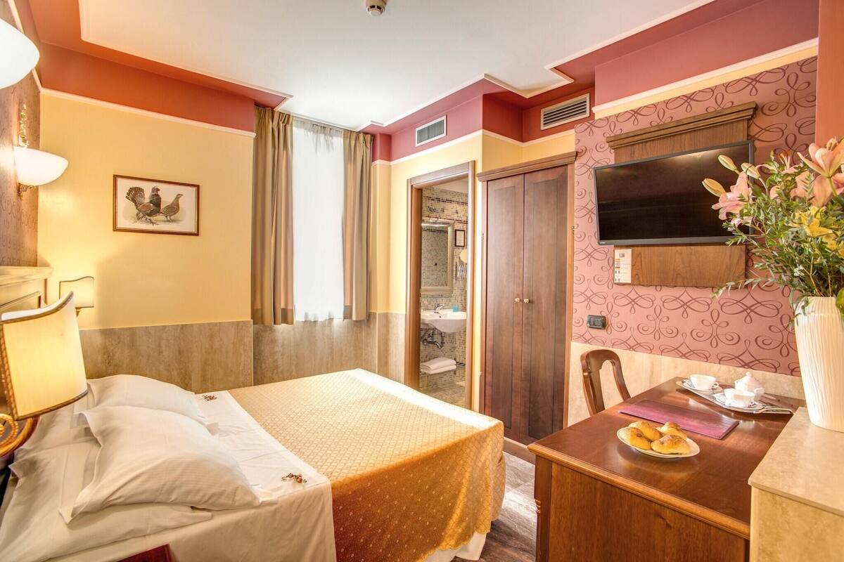 In-room safe, desk, WiFi (free), bed sheets