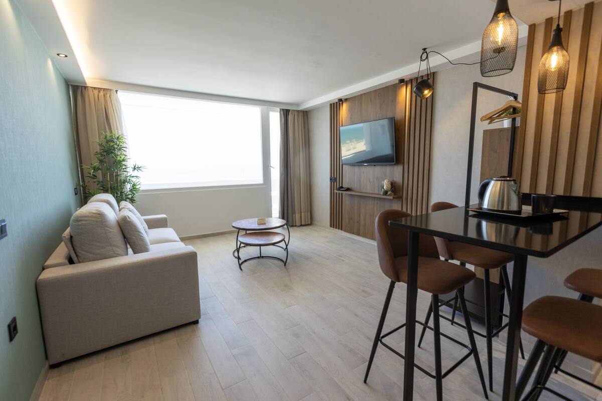 Minibar, in-room safe