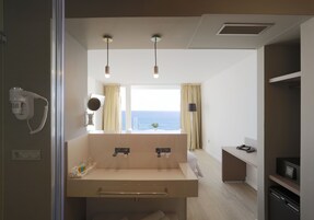 Minibar y caja de seguridad en la habitación 