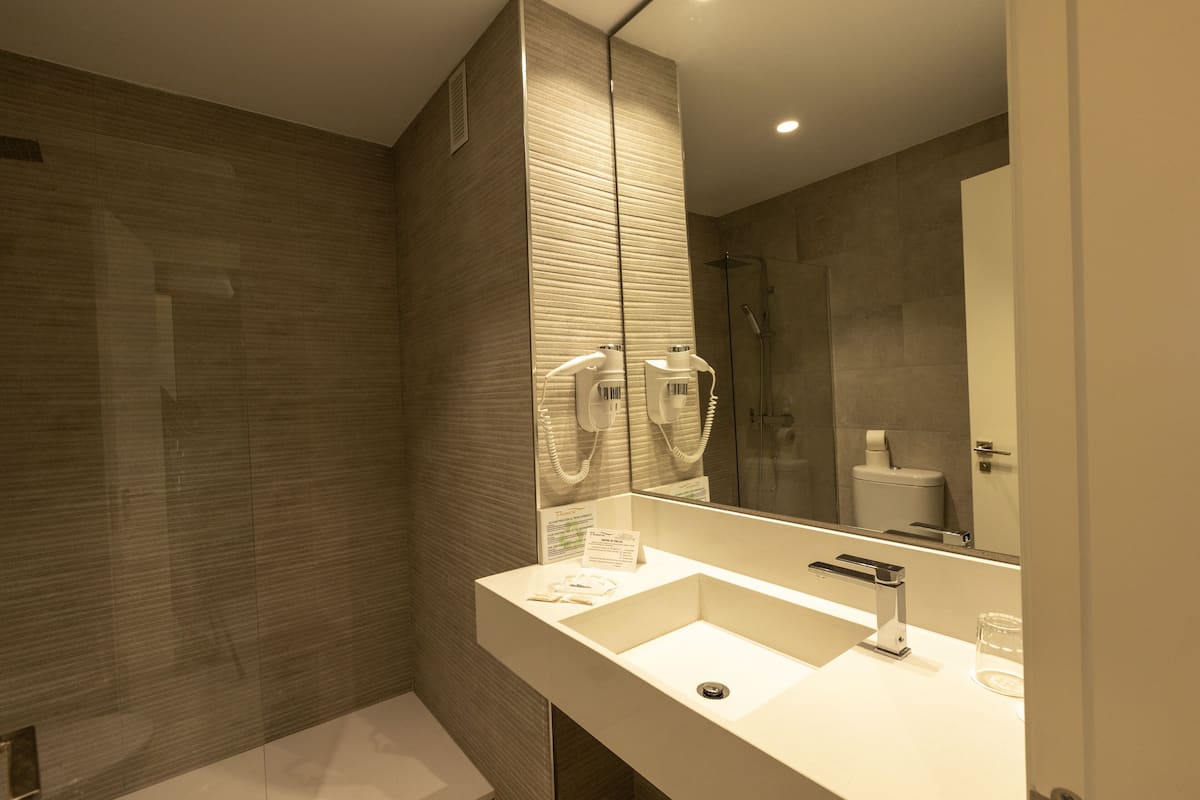 Minibar, in-room safe