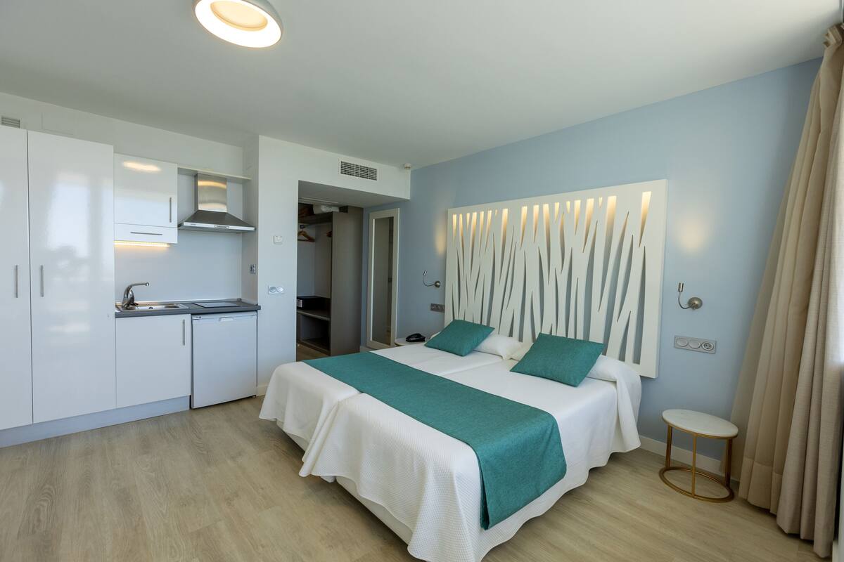 Minibar, in-room safe