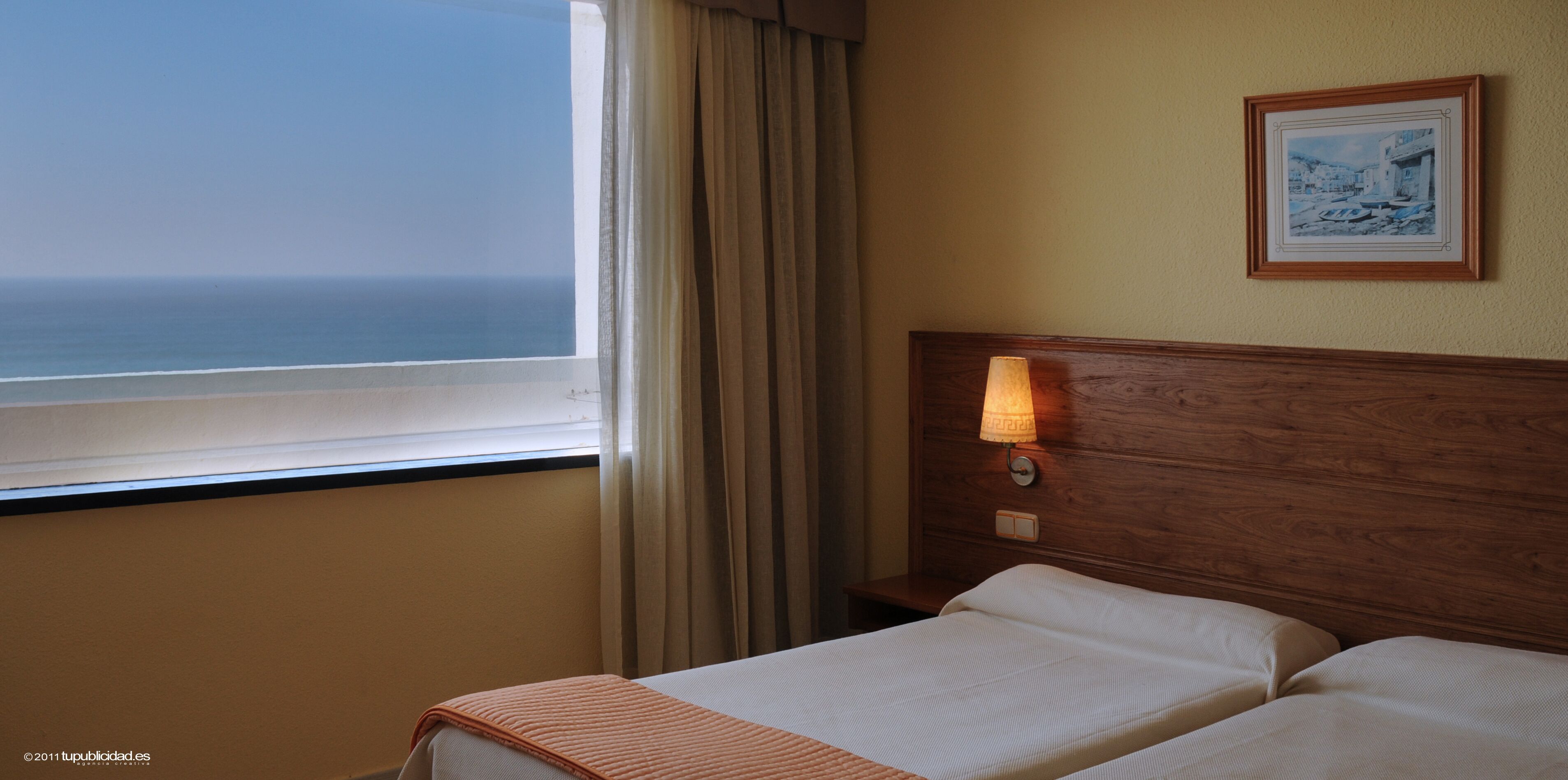 Minibar, in-room safe