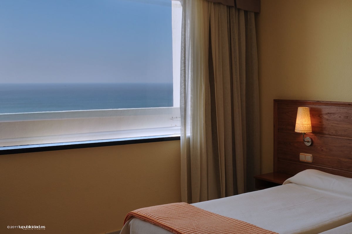 Minibar, in-room safe